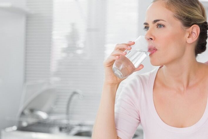 geriant vandenį laikantis ketogeninės dietos