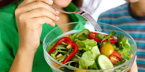 Valgykite daržovių salotas laikantis dietos be angliavandenių, kad numalšintumėte alkio jausmą