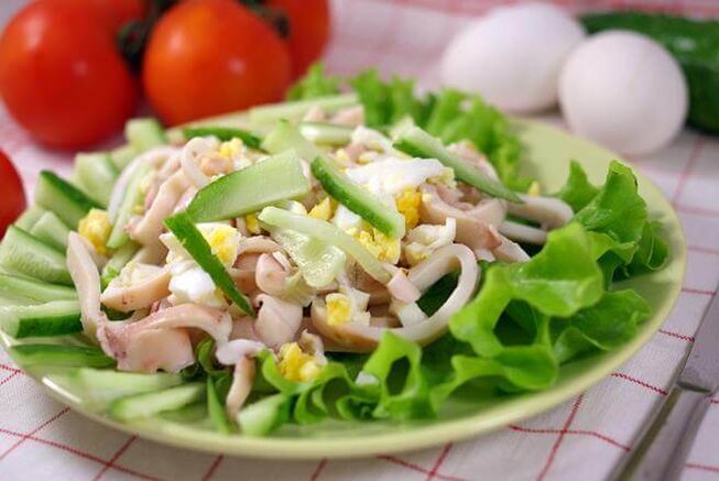 Kalmarų salotos su kiaušiniais ir agurkais laikantis mažai angliavandenių turinčios dietos